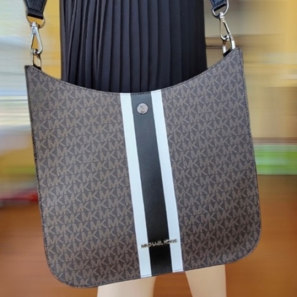 Beautiful Michael kors purse. Used 3x. Matches everything!